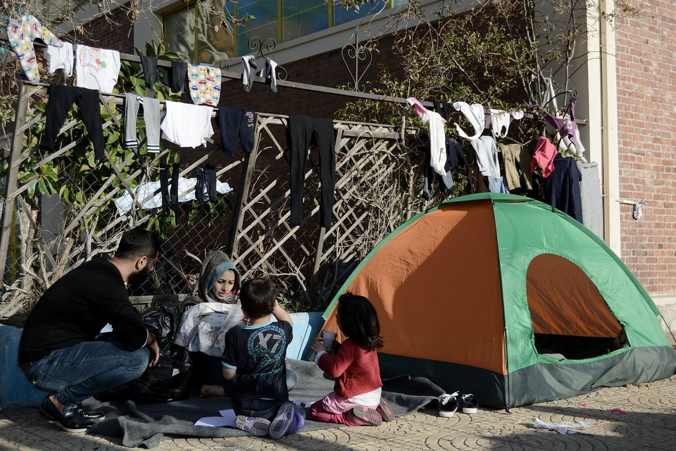 Δράμα στην Ειδομένη -Ανθρώπινη αλυσίδα από Αφγανούς, 6.000 άτομα στα σύνορα | iefimerida.gr 1