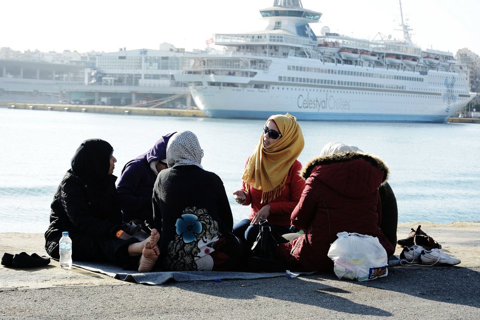 Δράμα στην Ειδομένη -Ανθρώπινη αλυσίδα από Αφγανούς, 6.000 άτομα στα σύνορα | iefimerida.gr 3