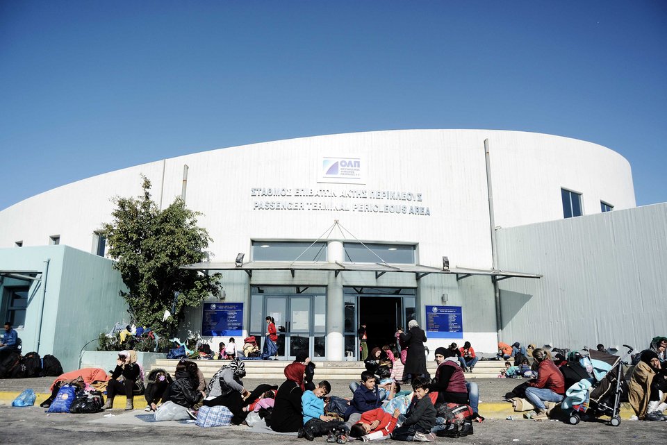 Δράμα στην Ειδομένη -Ανθρώπινη αλυσίδα από Αφγανούς, 6.000 άτομα στα σύνορα | iefimerida.gr 4