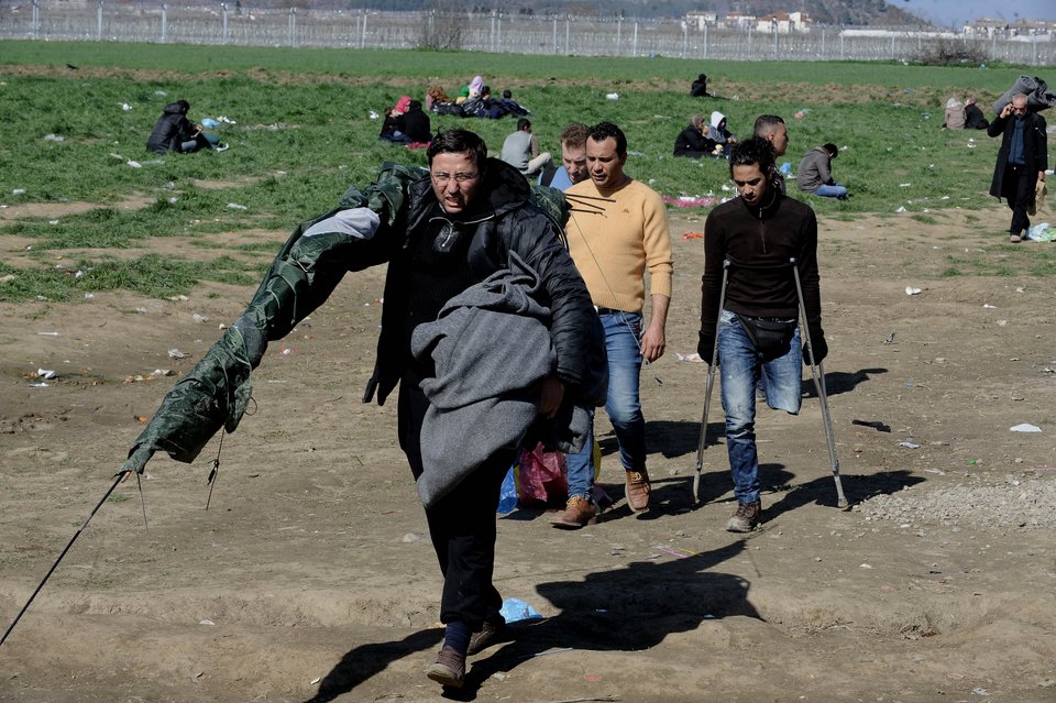 Πρόσφυγες απέκλεισαν ξανά τη σιδηροδρομική γραμμή στην Ειδομένη -«Ανοίξτε τα σύνορα» φωνάζουν [εικόνες] | iefimerida.gr 0