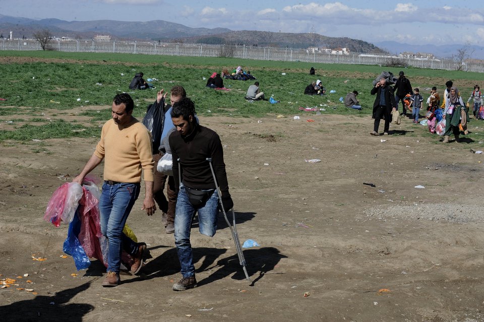 Πρόσφυγες απέκλεισαν ξανά τη σιδηροδρομική γραμμή στην Ειδομένη -«Ανοίξτε τα σύνορα» φωνάζουν [εικόνες] | iefimerida.gr 1