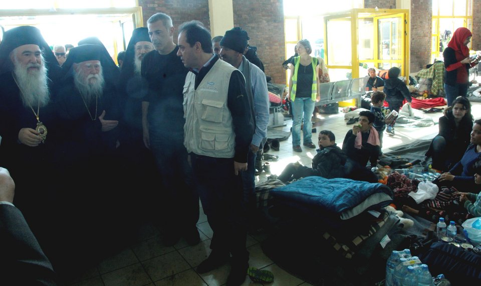 H Ιερά Σύνοδος και η «Αποστολή» στο πλευρό των προσφύγων -Στον καταυλισμό του Πειραιά [εικόνες] | iefimerida.gr 2