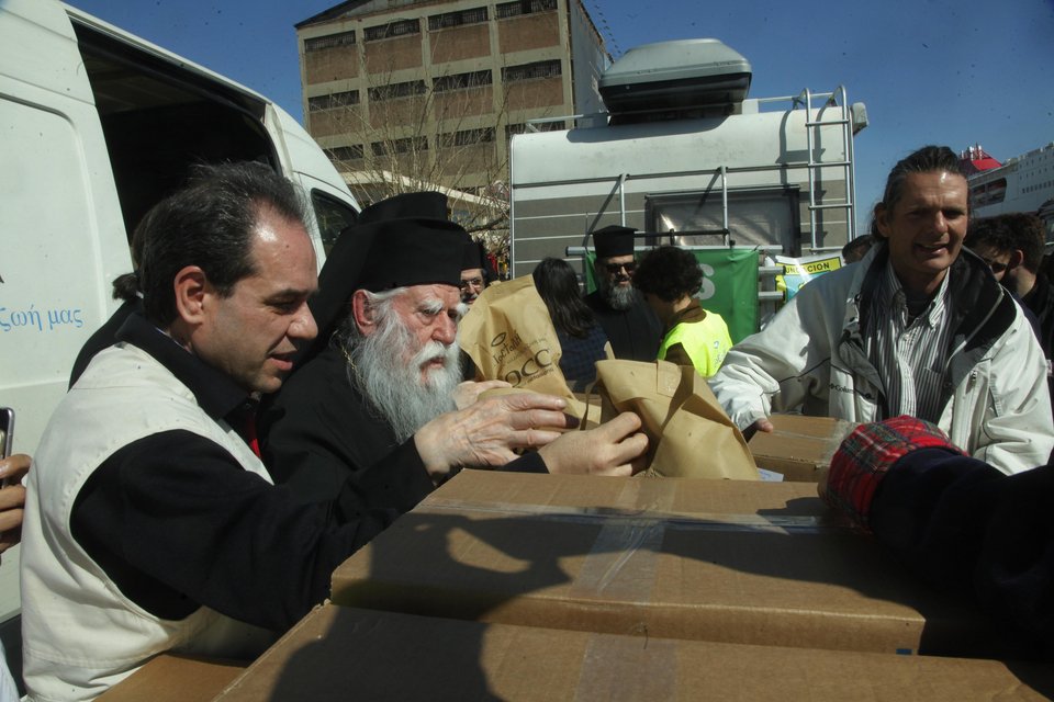 H Ιερά Σύνοδος και η «Αποστολή» στο πλευρό των προσφύγων -Στον καταυλισμό του Πειραιά [εικόνες] | iefimerida.gr 1