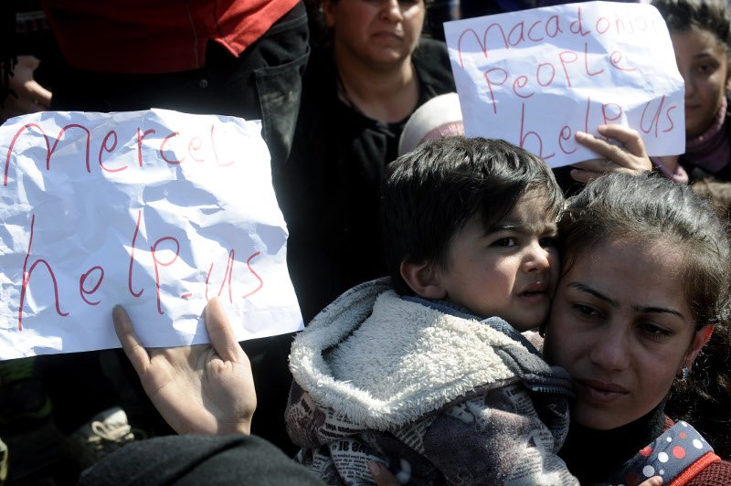Χάος: Οι πρόσφυγες κατέλαβαν ξανά την σιδηροδρομική γραμμή στην Ειδομένη [εικόνες] | iefimerida.gr 6
