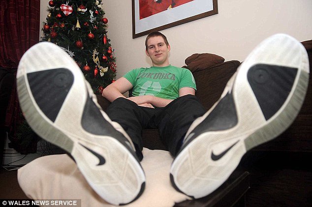 Στον πάγκο λόγω... μεγάλων ποδιών – Ο αθλητής ράγκμπι που δεν βρίσκει παπούτσια για να φορέσει [εικόνες] | iefimerida.gr 0