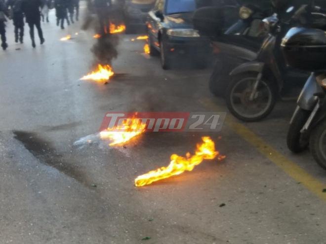  Επεισόδια και στην Πάτρα: «Βροχή» από μολότοφ κατά αστυνομικών [εικόνες & βίντεο] | iefimerida.gr 0