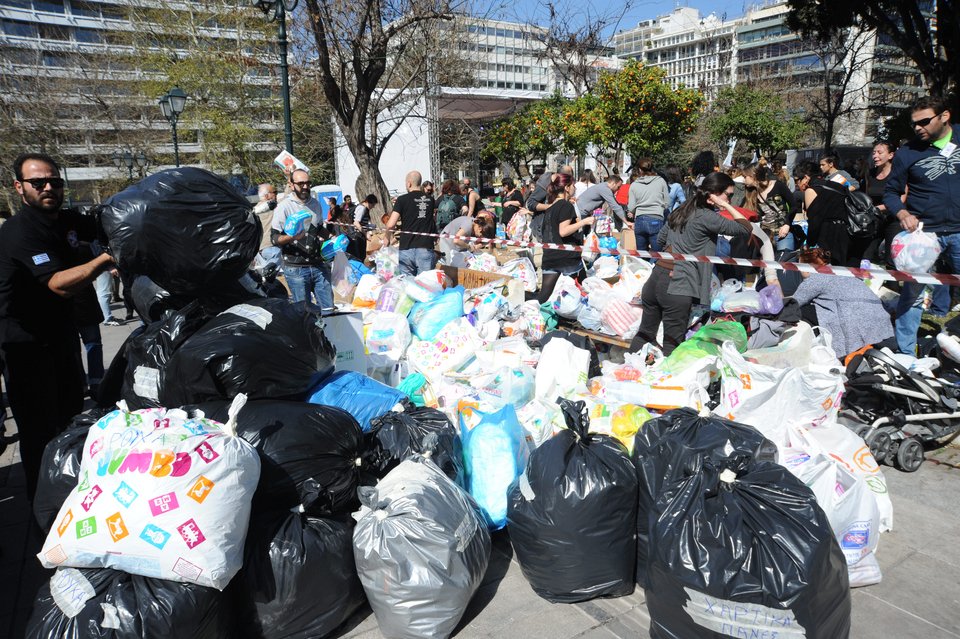 «Πλημμύρισε» το Σύνταγμα ρούχα, τρόφιμα και άλλα είδη πρώτης ανάγκης -10.000 άτομα προσέφεραν στους πρόσφυγες [εικόνες] | iefimerida.gr 0