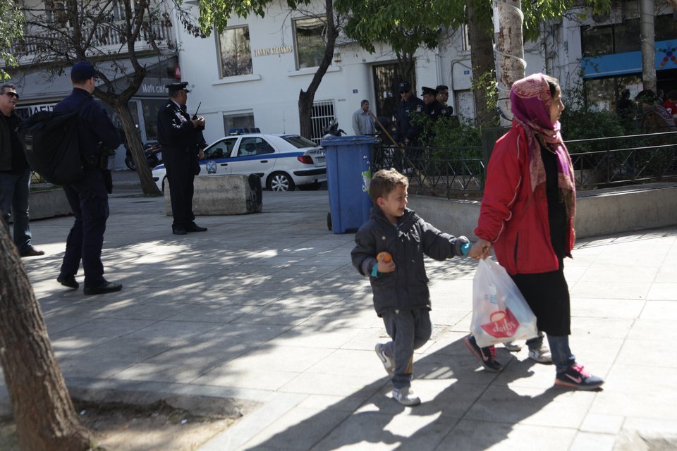 Aδειασε η πλατεία Βικτωρίας -Επιχείρηση της αστυνομίας τη νύχτα [εικόνες] | iefimerida.gr 1