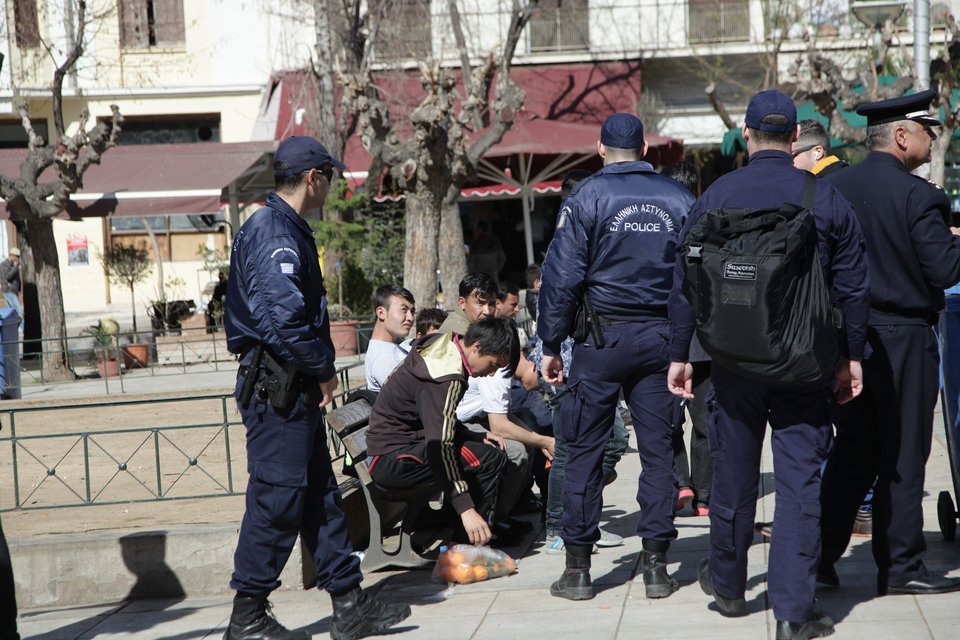 Aδειασε η πλατεία Βικτωρίας -Επιχείρηση της αστυνομίας τη νύχτα [εικόνες] | iefimerida.gr 2