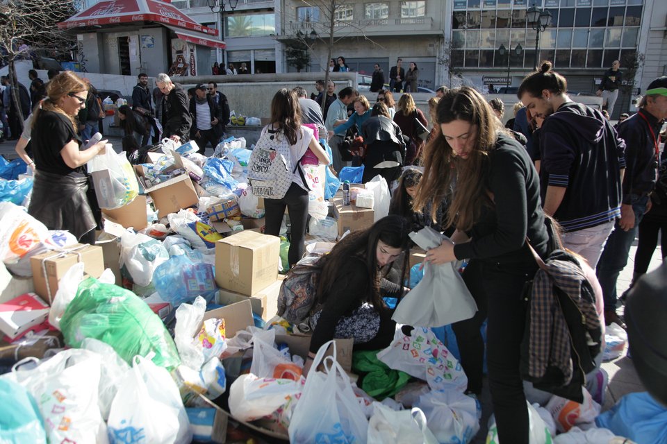 «Πλημμύρισε» το Σύνταγμα ρούχα, τρόφιμα και άλλα είδη πρώτης ανάγκης -10.000 άτομα προσέφεραν στους πρόσφυγες [εικόνες] | iefimerida.gr 2