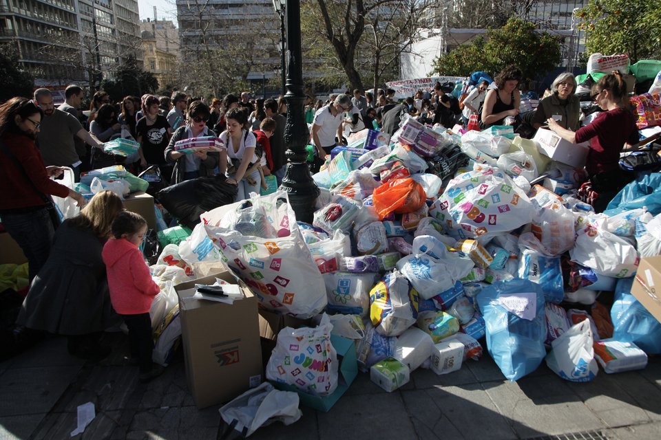 «Πλημμύρισε» το Σύνταγμα ρούχα, τρόφιμα και άλλα είδη πρώτης ανάγκης -10.000 άτομα προσέφεραν στους πρόσφυγες [εικόνες] | iefimerida.gr 3