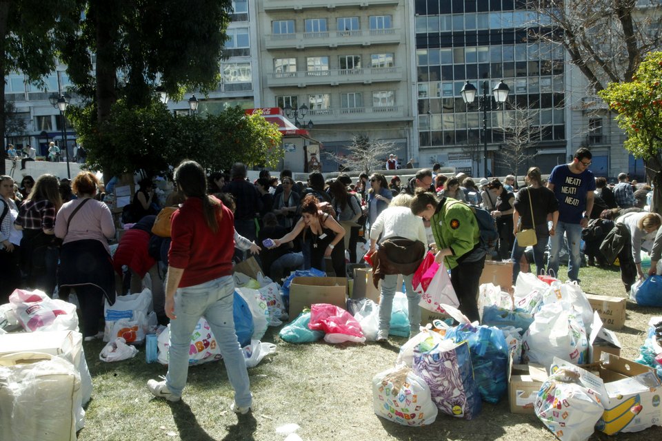 «Πλημμύρισε» το Σύνταγμα ρούχα, τρόφιμα και άλλα είδη πρώτης ανάγκης -10.000 άτομα προσέφεραν στους πρόσφυγες [εικόνες] | iefimerida.gr 4