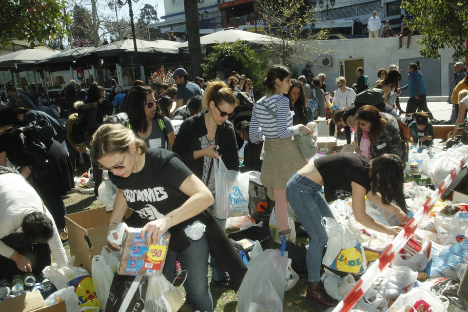 «Πλημμύρισε» το Σύνταγμα ρούχα, τρόφιμα και άλλα είδη πρώτης ανάγκης -10.000 άτομα προσέφεραν στους πρόσφυγες [εικόνες] | iefimerida.gr 5
