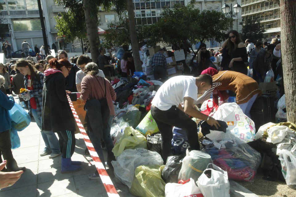 «Πλημμύρισε» το Σύνταγμα ρούχα, τρόφιμα και άλλα είδη πρώτης ανάγκης -10.000 άτομα προσέφεραν στους πρόσφυγες [εικόνες] | iefimerida.gr 1