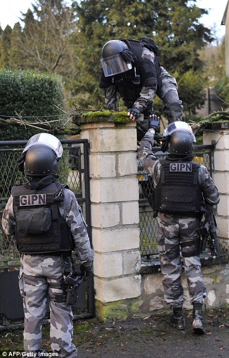 Ασύλληπτοι  οι μακελάρηδες του Charlie Hebdo -Καρέ-καρέ η επιχείρηση εντοπισμού τους στο τεράστιο δάσος που έχει το μέγεθος του Παρισιού [εικόνες & βίντεο] | iefimerida.gr 8