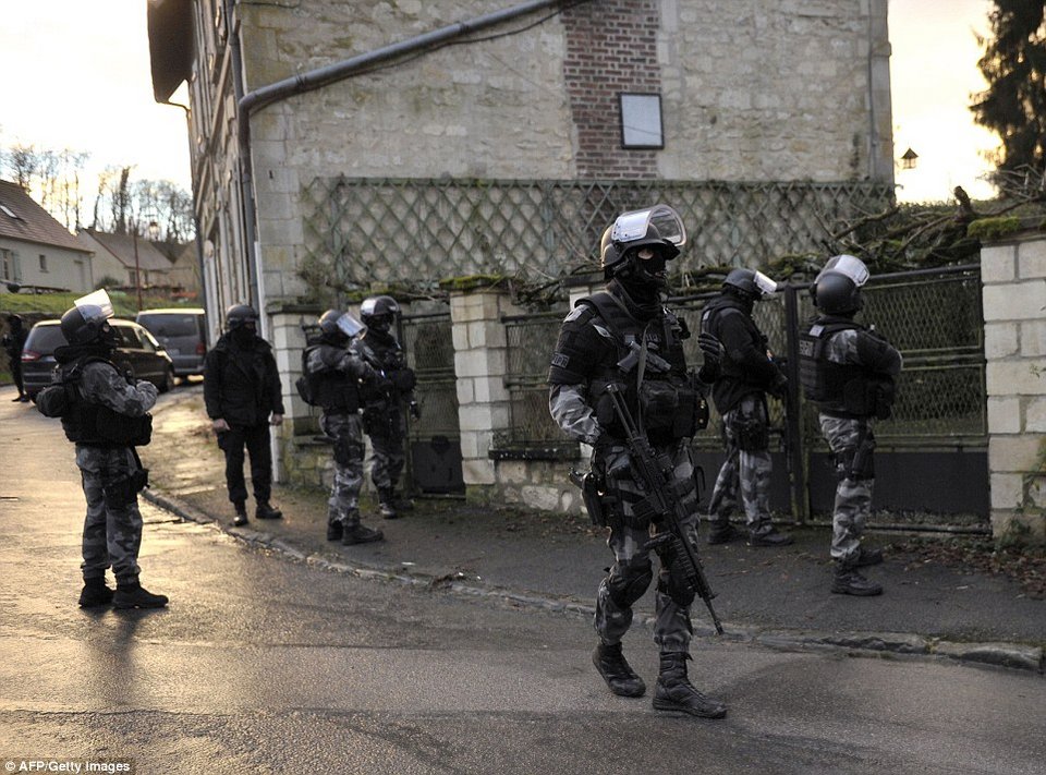 Ασύλληπτοι  οι μακελάρηδες του Charlie Hebdo -Καρέ-καρέ η επιχείρηση εντοπισμού τους στο τεράστιο δάσος που έχει το μέγεθος του Παρισιού [εικόνες & βίντεο] | iefimerida.gr 10