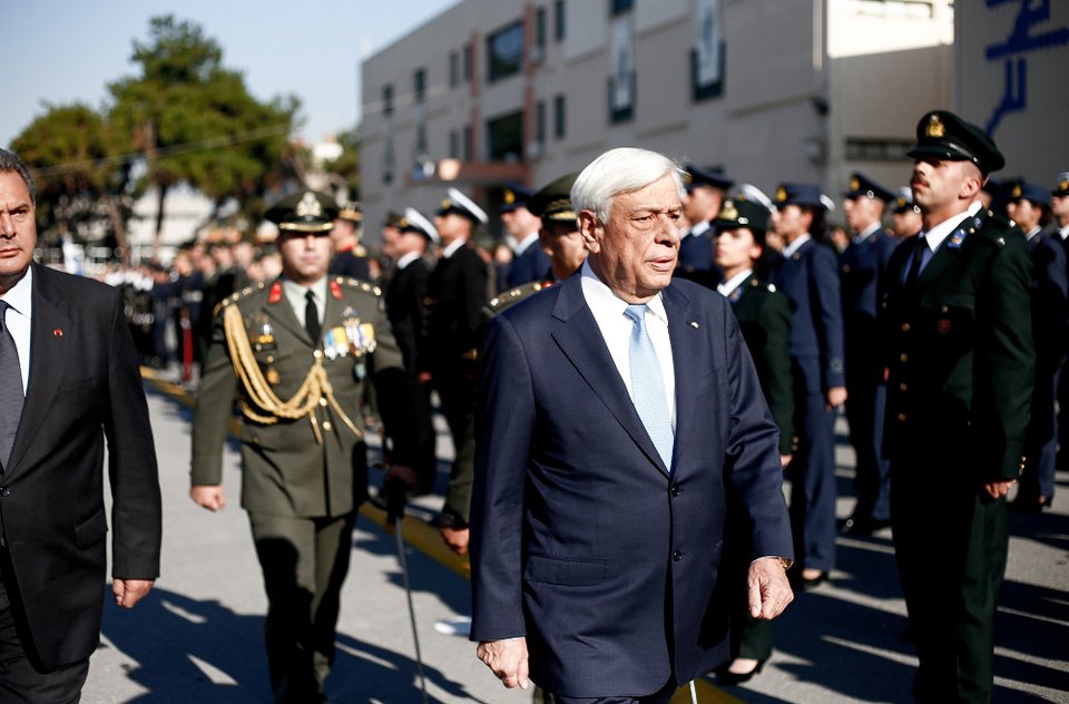 Ο Παυλόπουλος παρέδωσε τα ξίφη σε νέους αξιωματικούς -Ανάμεσά τους 3 αλλοδαποί [εικόνες]  | iefimerida.gr 0