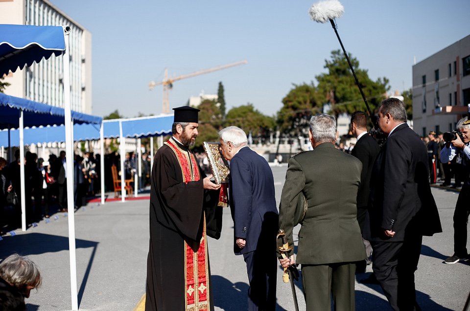 Ο Παυλόπουλος παρέδωσε τα ξίφη σε νέους αξιωματικούς -Ανάμεσά τους 3 αλλοδαποί [εικόνες]  | iefimerida.gr 1