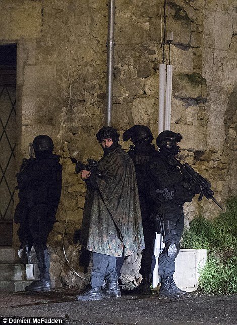 Ασύλληπτοι  οι μακελάρηδες του Charlie Hebdo -Καρέ-καρέ η επιχείρηση εντοπισμού τους στο τεράστιο δάσος που έχει το μέγεθος του Παρισιού [εικόνες & βίντεο] | iefimerida.gr 13