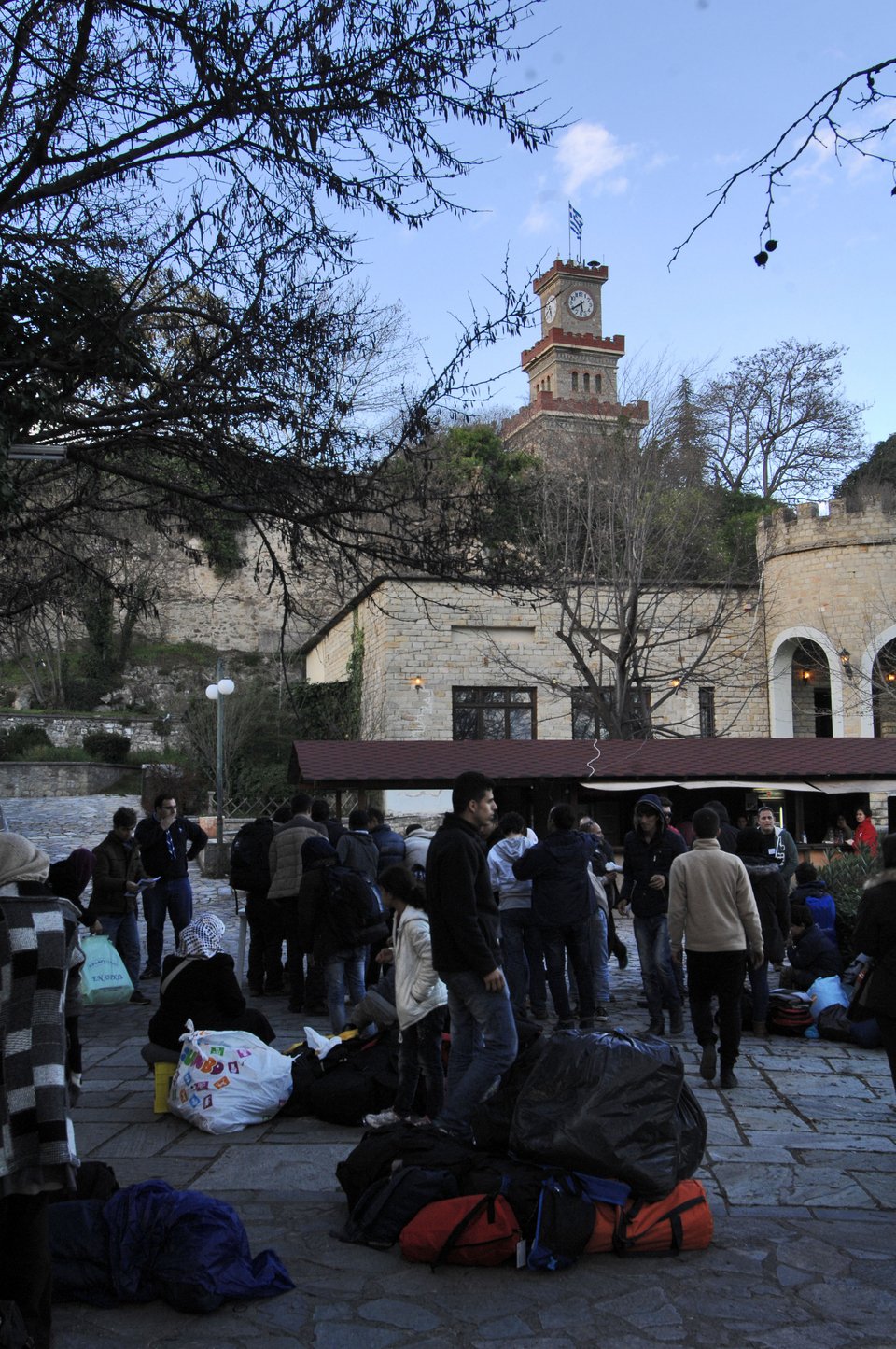 Σε Λάρισα, Τρίκαλα και Νέα Μάκρη 700 πρόσφυγες από τον Πειραιά | iefimerida.gr 2