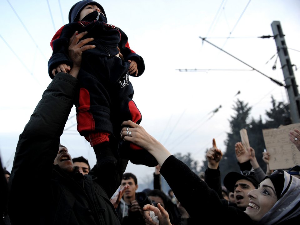 Ενταση στην Ειδομένη-Ξέσπασαν οι πρόσφυγες μετά την απόφαση της Συνόδου [εικόνες]  | iefimerida.gr 9