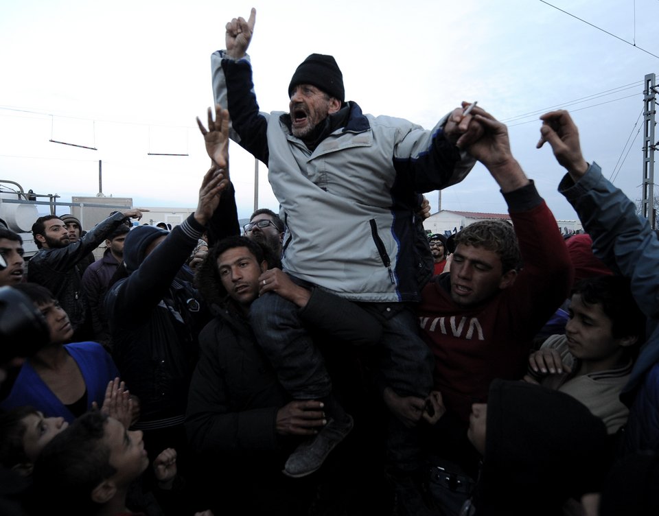 Ενταση στην Ειδομένη-Ξέσπασαν οι πρόσφυγες μετά την απόφαση της Συνόδου [εικόνες]  | iefimerida.gr 6