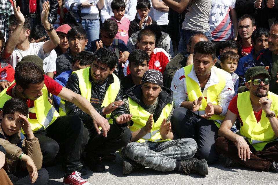 Οι πρόσφυγες το έριξαν στο χορό στον Πειραιά -Συναυλία αλληλεγγύης στο λιμάνι [εικόνες] | iefimerida.gr 0