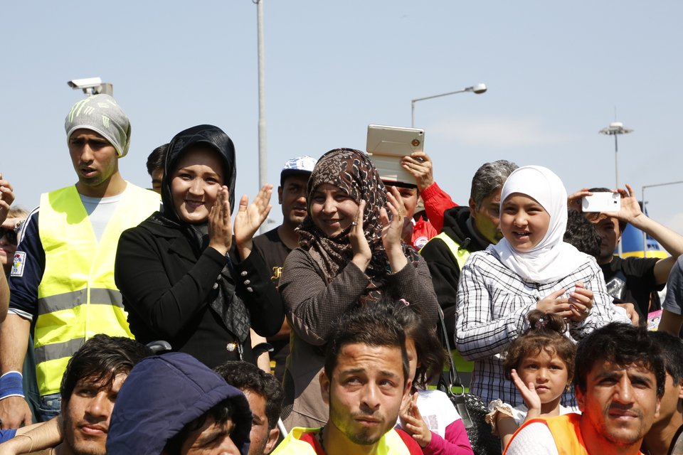 Οι πρόσφυγες το έριξαν στο χορό στον Πειραιά -Συναυλία αλληλεγγύης στο λιμάνι [εικόνες] | iefimerida.gr 1