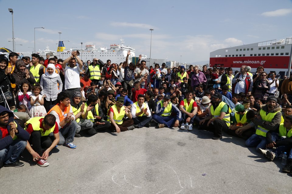 Οι πρόσφυγες το έριξαν στο χορό στον Πειραιά -Συναυλία αλληλεγγύης στο λιμάνι [εικόνες] | iefimerida.gr 2