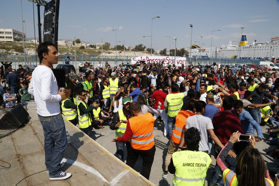 Οι πρόσφυγες το έριξαν στο χορό στον Πειραιά -Συναυλία αλληλεγγύης στο λιμάνι [εικόνες] | iefimerida.gr 3