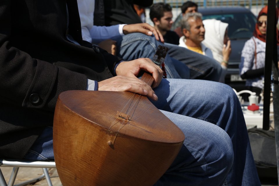 Οι πρόσφυγες το έριξαν στο χορό στον Πειραιά -Συναυλία αλληλεγγύης στο λιμάνι [εικόνες] | iefimerida.gr 4