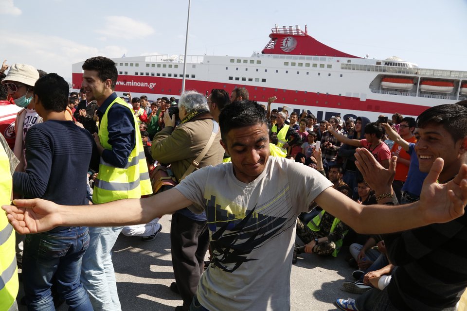 Οι πρόσφυγες το έριξαν στο χορό στον Πειραιά -Συναυλία αλληλεγγύης στο λιμάνι [εικόνες] | iefimerida.gr 5