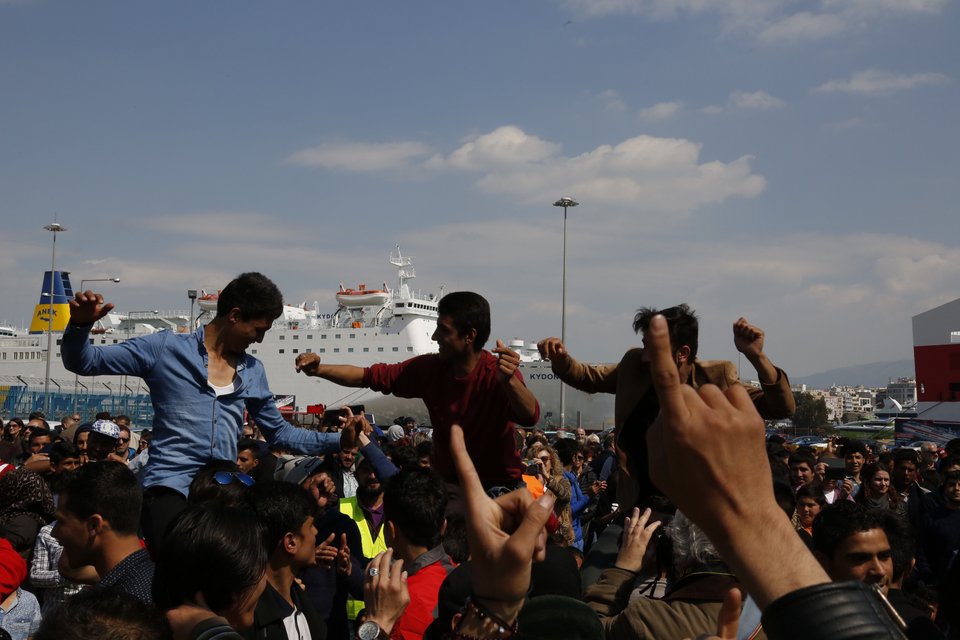 Οι πρόσφυγες το έριξαν στο χορό στον Πειραιά -Συναυλία αλληλεγγύης στο λιμάνι [εικόνες] | iefimerida.gr 6