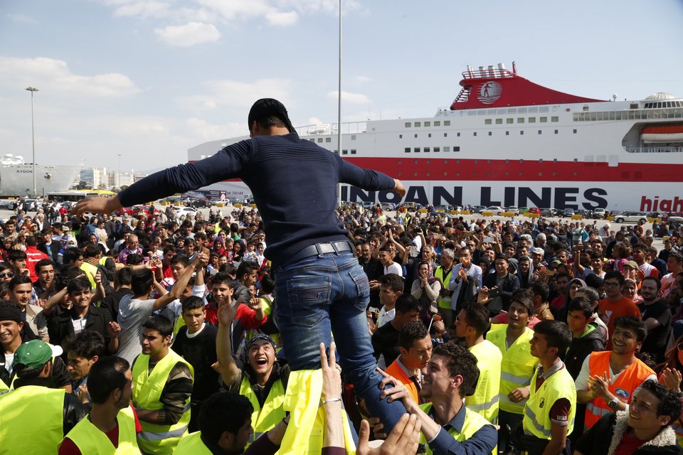 Οι πρόσφυγες το έριξαν στο χορό στον Πειραιά -Συναυλία αλληλεγγύης στο λιμάνι [εικόνες] | iefimerida.gr 7