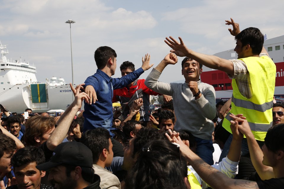 Οι πρόσφυγες το έριξαν στο χορό στον Πειραιά -Συναυλία αλληλεγγύης στο λιμάνι [εικόνες] | iefimerida.gr 8