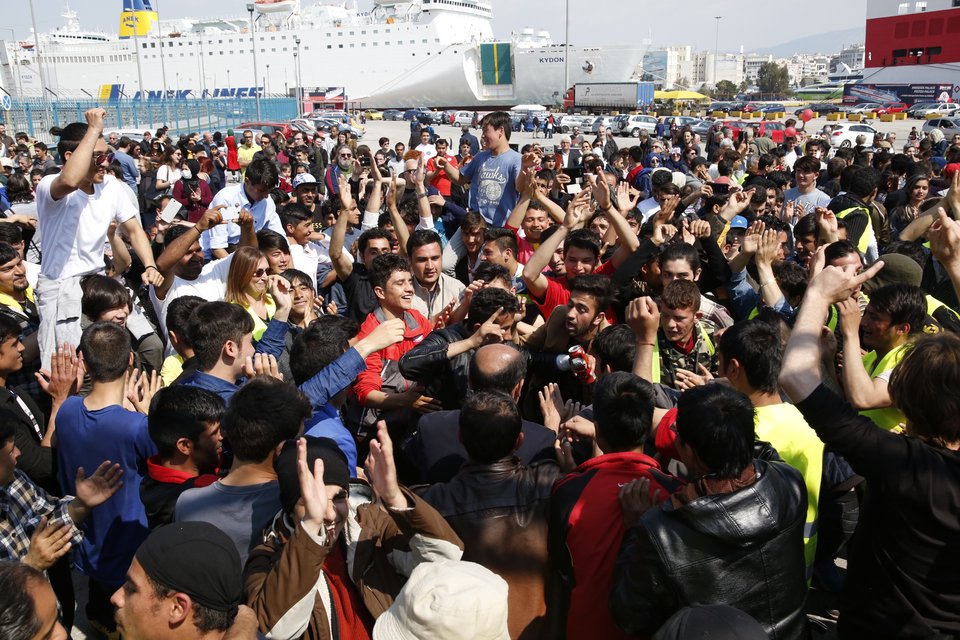 Οι πρόσφυγες το έριξαν στο χορό στον Πειραιά -Συναυλία αλληλεγγύης στο λιμάνι [εικόνες] | iefimerida.gr 9