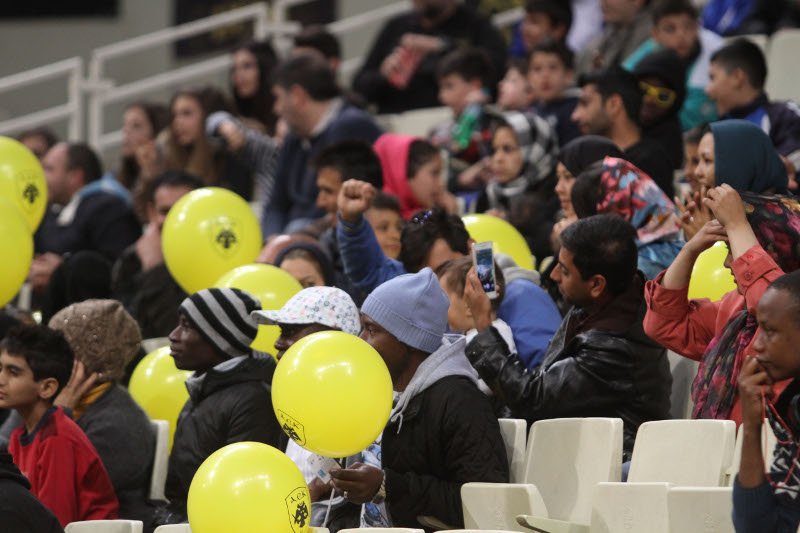 Πρόσφυγες χάρισαν τη δική τους νότα στο ΟΑΚΑ -Στον αγώνα ΑΕΚ-Κολοσσός Ρόδου [εικόνες] | iefimerida.gr 2