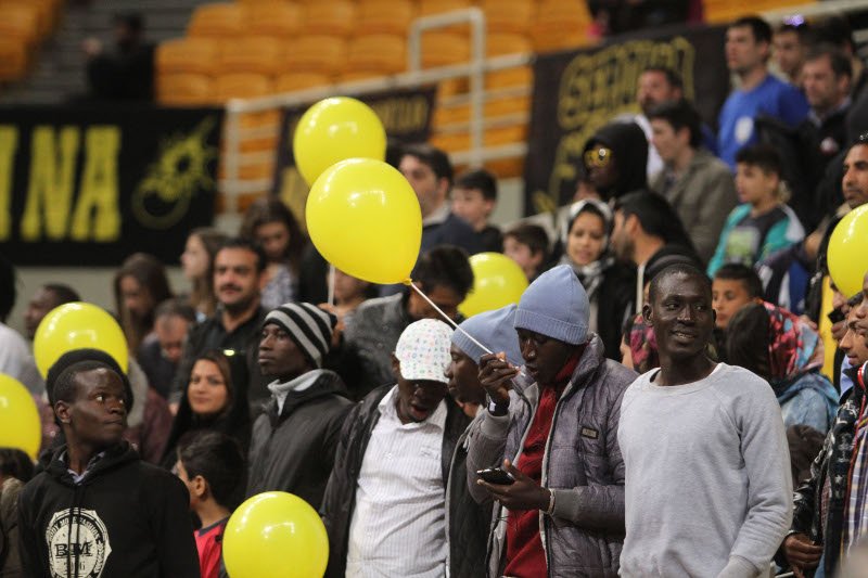 Πρόσφυγες χάρισαν τη δική τους νότα στο ΟΑΚΑ -Στον αγώνα ΑΕΚ-Κολοσσός Ρόδου [εικόνες] | iefimerida.gr 3