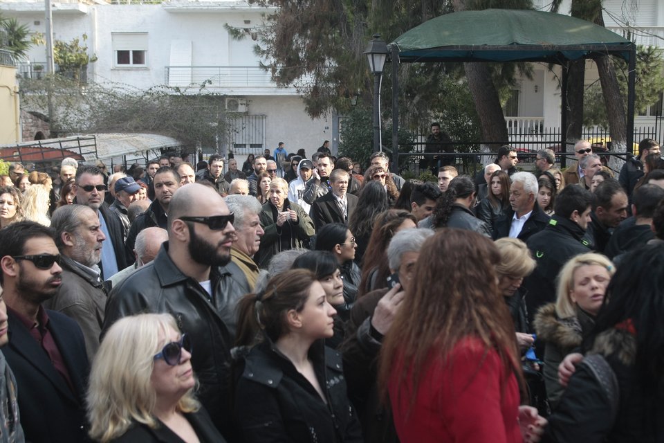 Πλήθος κόσμου και συγκίνηση στο μνημόσυνο του Παντελίδη [εικόνες] | iefimerida.gr 1