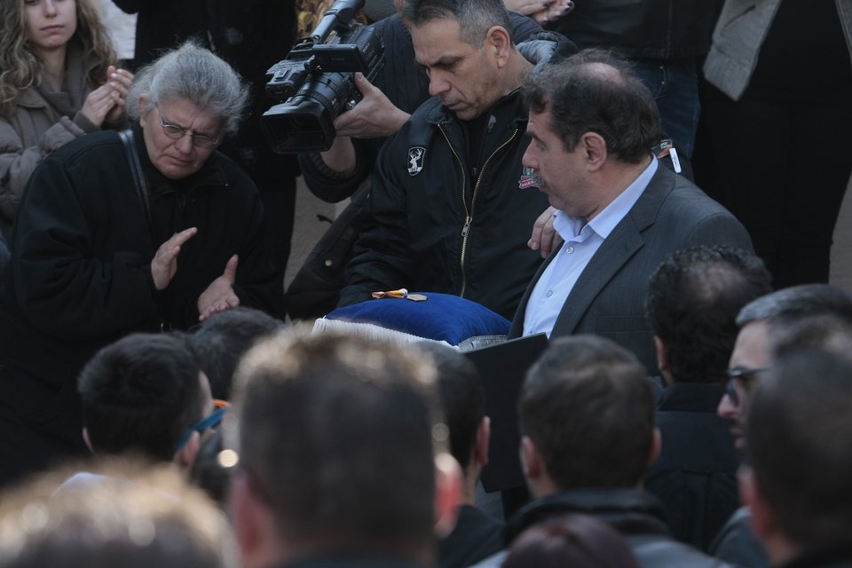 Πλήθος κόσμου και συγκίνηση στο μνημόσυνο του Παντελίδη [εικόνες] | iefimerida.gr 3