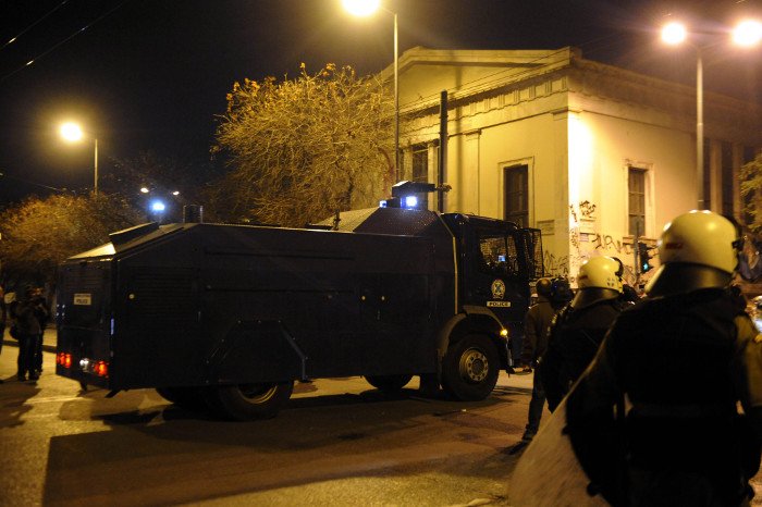 Κλεφτοπόλεμος ΜΑΤ-Κουκουλοφόρων στα Εξάρχεια [εικόνες & βίντεο] | iefimerida.gr 1