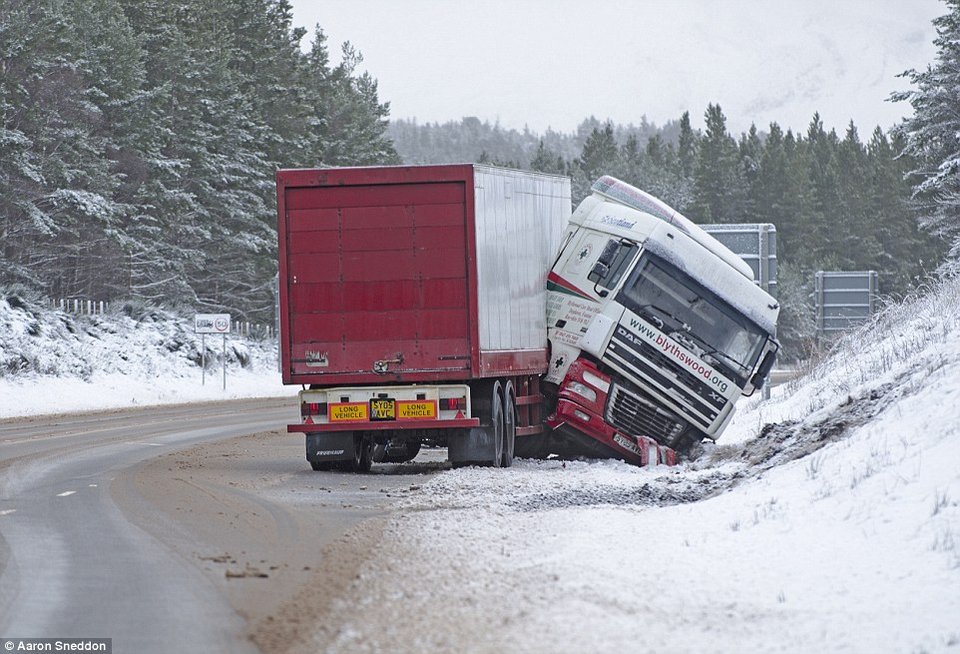 Βιβλική καταστροφή από το πέρασμα του τυφώνα Ρέιτσελ στη Βρετανία [εικόνες] | iefimerida.gr 2
