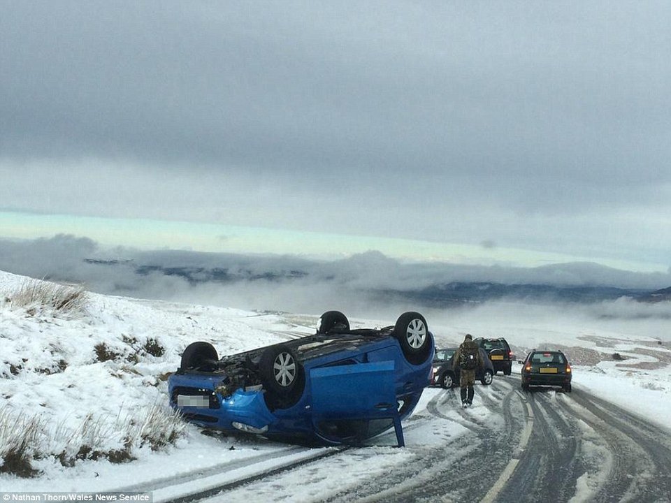 Βιβλική καταστροφή από το πέρασμα του τυφώνα Ρέιτσελ στη Βρετανία [εικόνες] | iefimerida.gr 1