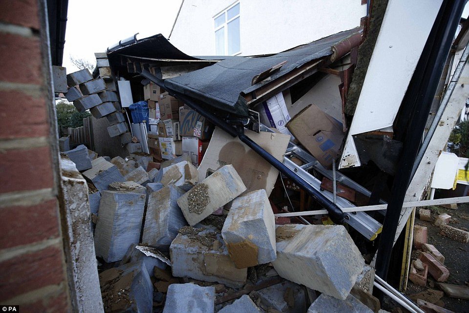 Βιβλική καταστροφή από το πέρασμα του τυφώνα Ρέιτσελ στη Βρετανία [εικόνες] | iefimerida.gr 6