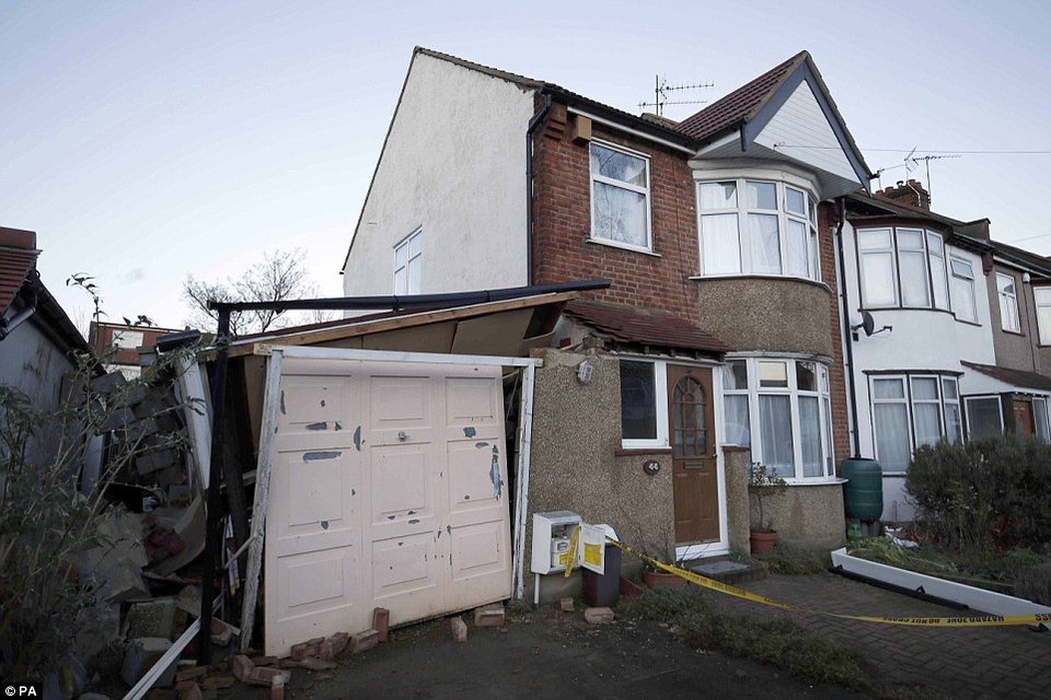 Βιβλική καταστροφή από το πέρασμα του τυφώνα Ρέιτσελ στη Βρετανία [εικόνες] | iefimerida.gr 4