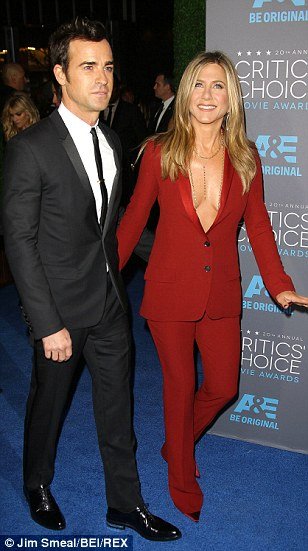 Η Ανιστον πήρε τη ρεβάνς -Το αβυσσαλέο ντεκολτέ της έσβησε την Τζολί [εικόνες] | iefimerida.gr 11