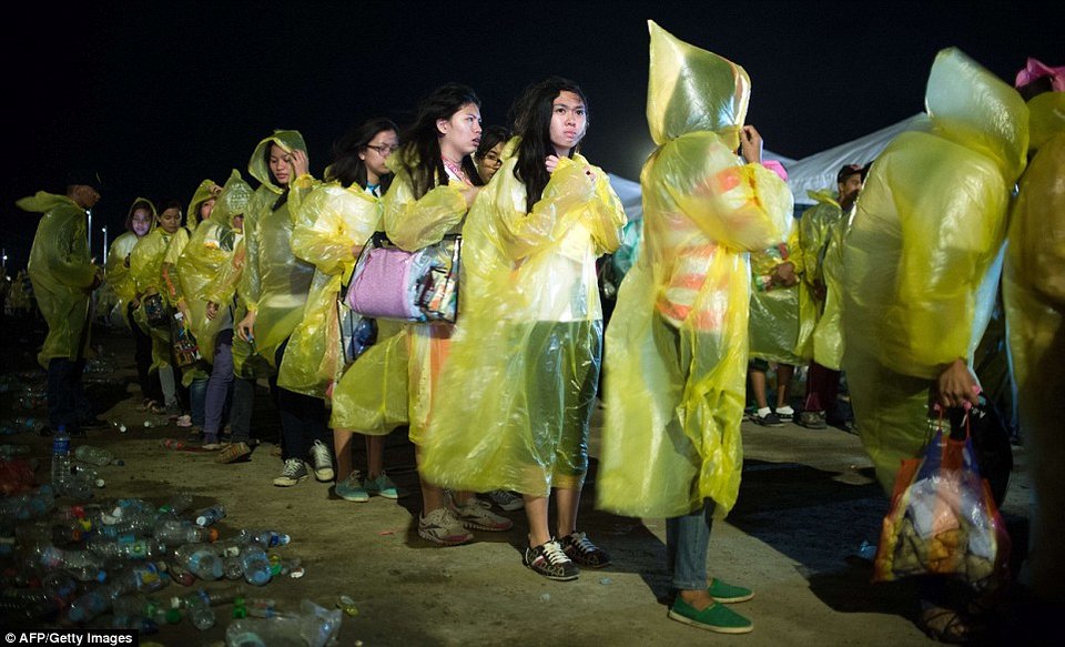 Πανζουρλισμός στις Φιλιππίνες με την έλευση του Πάπα Φραγκίσκου [εικόνες] | iefimerida.gr 5