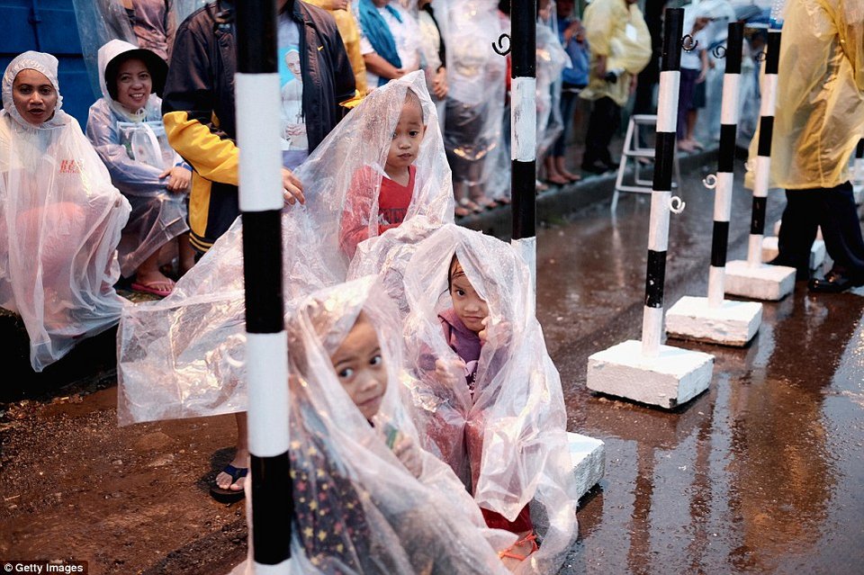 Πανζουρλισμός στις Φιλιππίνες με την έλευση του Πάπα Φραγκίσκου [εικόνες] | iefimerida.gr 12