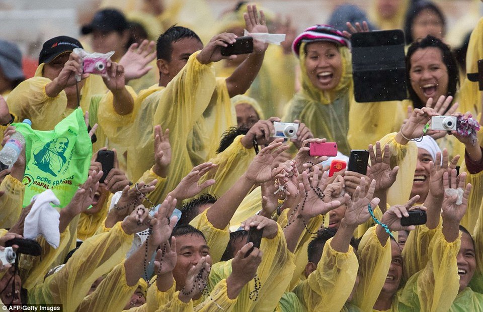 Πανζουρλισμός στις Φιλιππίνες με την έλευση του Πάπα Φραγκίσκου [εικόνες] | iefimerida.gr 1