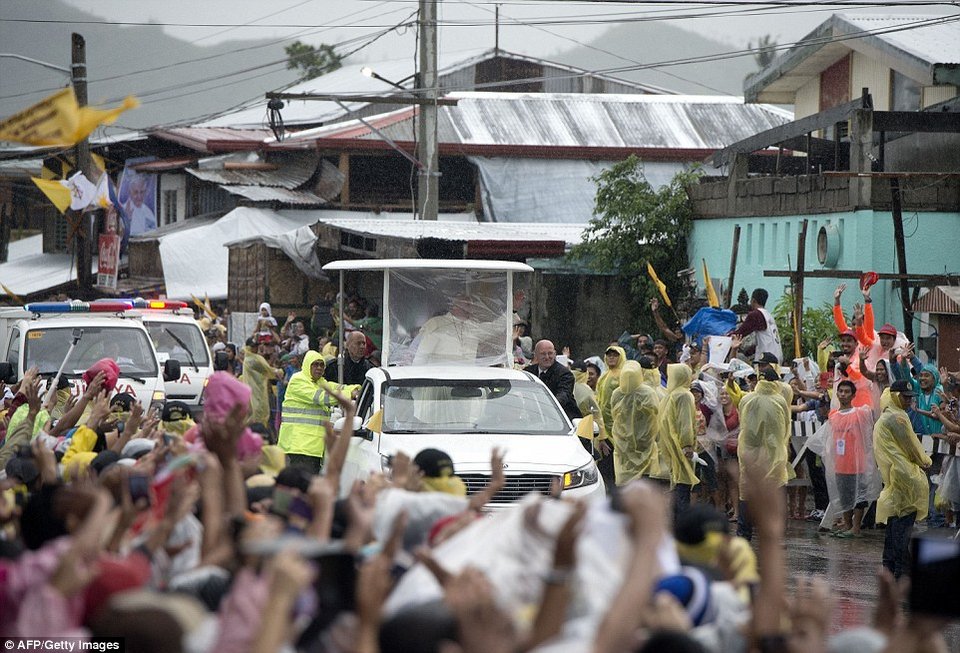 Πανζουρλισμός στις Φιλιππίνες με την έλευση του Πάπα Φραγκίσκου [εικόνες] | iefimerida.gr 14